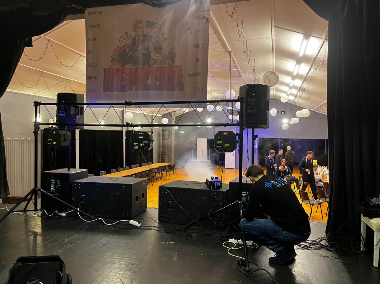 Oppsett med lysrigg og subwoofer